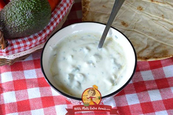 Recette sauce au yaourt grec et concombre - Tzatziki